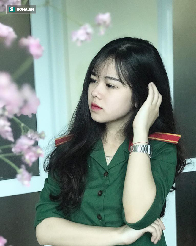 Cô gái mặc quân phục gây sốt MXH: Tôi là văn công, đương nhiên cần chăm chút vẻ bề ngoài