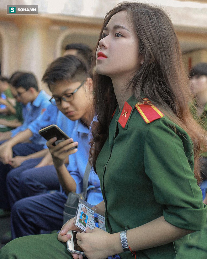 Cô gái mặc quân phục gây sốt MXH: Tôi là văn công, đương nhiên cần chăm chút vẻ bề ngoài