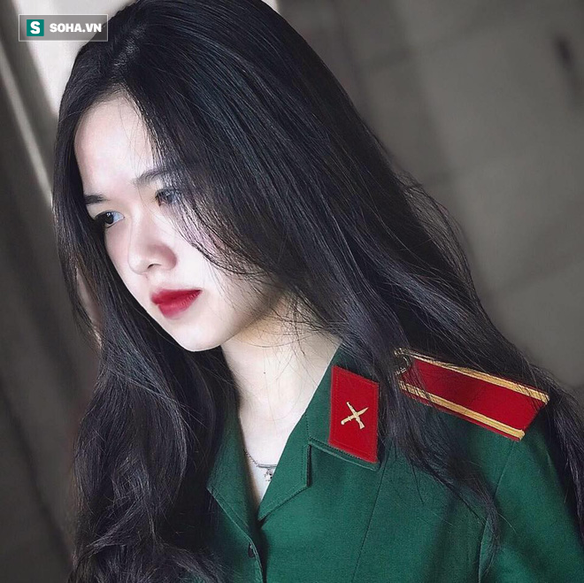 Cô gái mặc quân phục gây sốt MXH: Tôi là văn công, đương nhiên cần chăm chút vẻ bề ngoài