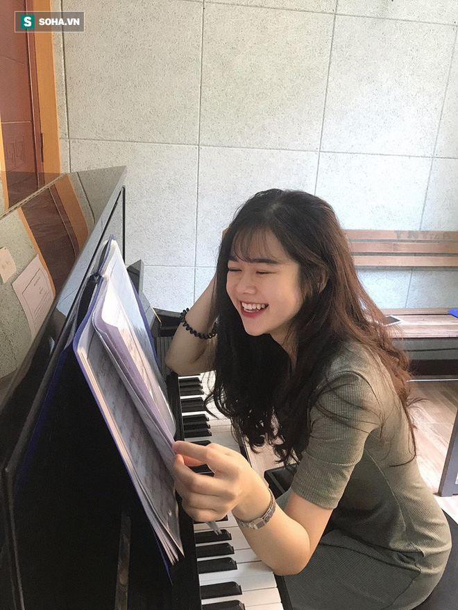 Cô gái mặc quân phục gây sốt MXH: Tôi là văn công, đương nhiên cần chăm chút vẻ bề ngoài