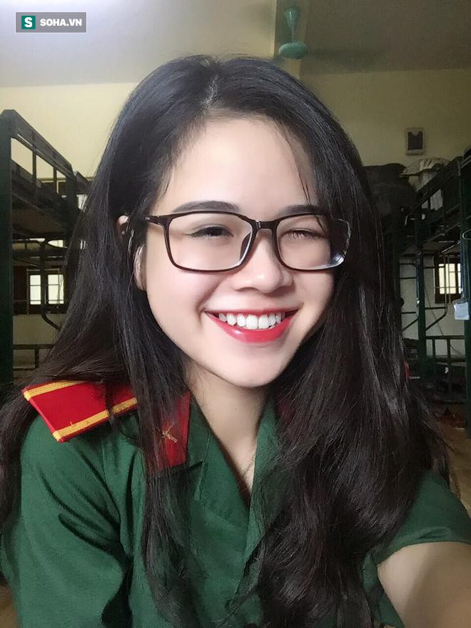 Cô gái mặc quân phục gây sốt MXH: Tôi là văn công, đương nhiên cần chăm chút vẻ bề ngoài