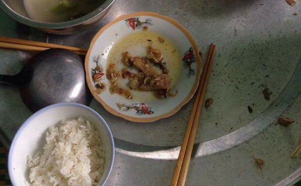 Tức nước vỡ bờ, con dâu ném bay mâm cơm trăm ngày như một nhà chồng phần mình rồi lẳng lặng bỏ đi