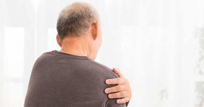 Người đàn ông bị nhức vai, đi khám sốc vì ung thư phổi giai đoạn cuối