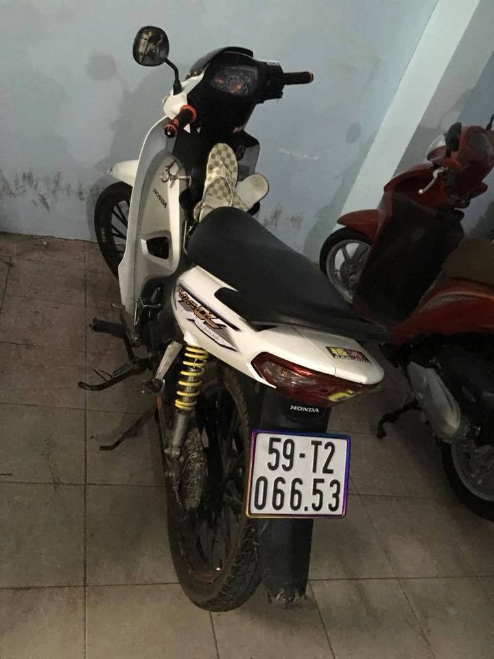 Đang ngồi uống cafe thì nghe tiếng truy hô, người đàn ông truy đuổi tóm gọn 2 tên cướp