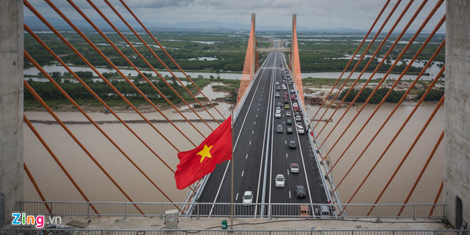 Ôtô dập dềnh khi qua cầu 7.300 tỷ: Bộ GTVT yêu cầu kiểm tra