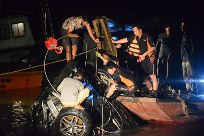 Vụ Mercedes đâm gãy thành cầu lao xuống sông Hồng: Tìm thấy CMND của 1 người đàn ông trên xe