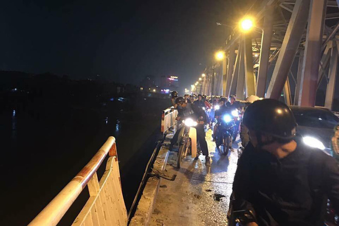 Vụ Mercedes đâm gãy thành cầu lao xuống sông Hồng: Tìm thấy CMND của 1 người đàn ông trên xe