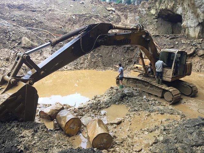 Hòa Bình: Hơn 100 người xuyên đêm bơm nước tìm 2 phu vàng mắc kẹt