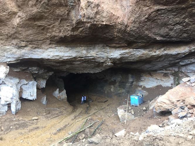 Hòa Bình: Hơn 100 người xuyên đêm bơm nước tìm 2 phu vàng mắc kẹt