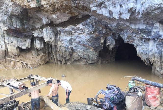 Hòa Bình: Hơn 100 người xuyên đêm bơm nước tìm 2 phu vàng mắc kẹt