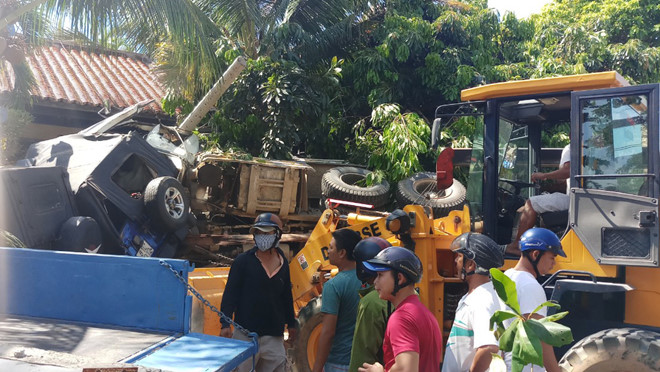 Xe tải lật, đè nát chân người lái xe ôm