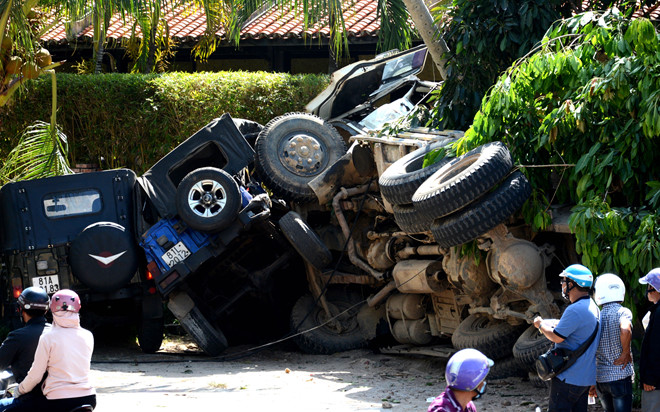 Xe tải lật, đè nát chân người lái xe ôm