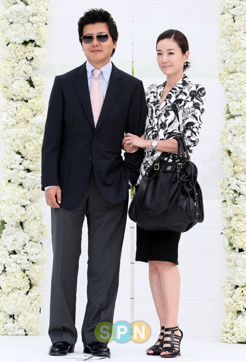 Lãng tử thanh xuân Son Ji Chang của Hoa cúc vàng nguyện từ bỏ tất cả vì người mình yêu, hạnh phúc làm mỹ nam hết thời bên vợ con