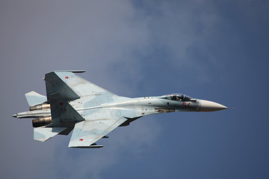 Su-27 của Nga bị tố xả khói vào mặt máy bay do thám Mỹ