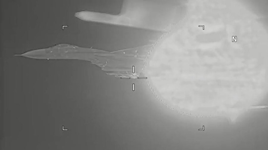 Su-27 của Nga bị tố xả khói vào mặt máy bay do thám Mỹ