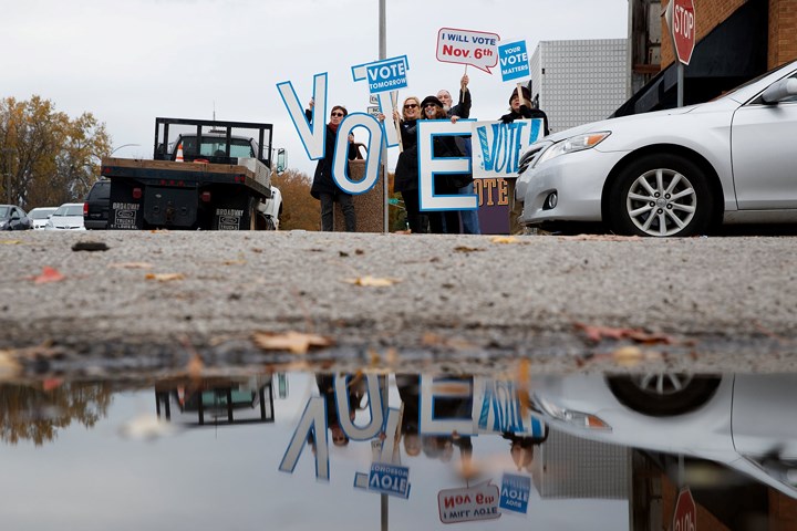 Ảnh: Không khí căng như dây đàn trước bầu cử giữa nhiệm kỳ ở Mỹ