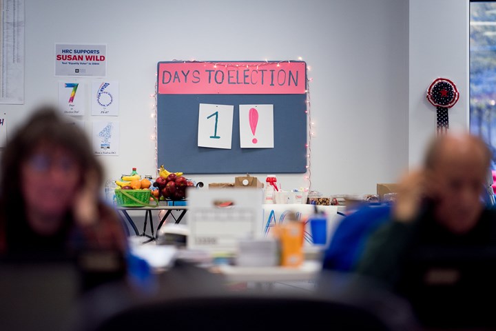 Ảnh: Không khí căng như dây đàn trước bầu cử giữa nhiệm kỳ ở Mỹ