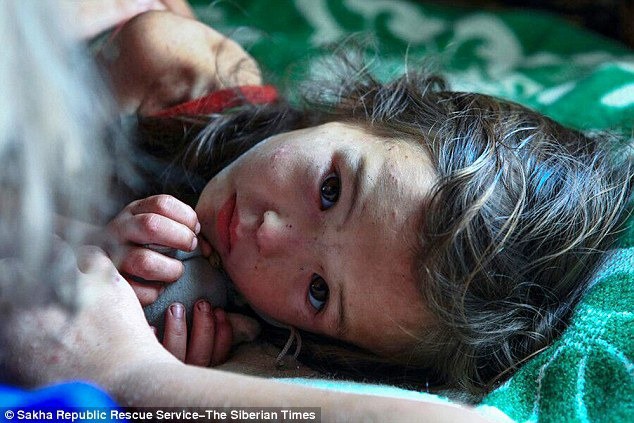 Âm thầm đi theo bố vào rừng rồi bị lạc, bé gái 4 tuổi sống sót trở về sau 12 ngày nhờ chú chó trung thành sưởi ấm mỗi đêm