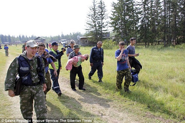 Âm thầm đi theo bố vào rừng rồi bị lạc, bé gái 4 tuổi sống sót trở về sau 12 ngày nhờ chú chó trung thành sưởi ấm mỗi đêm