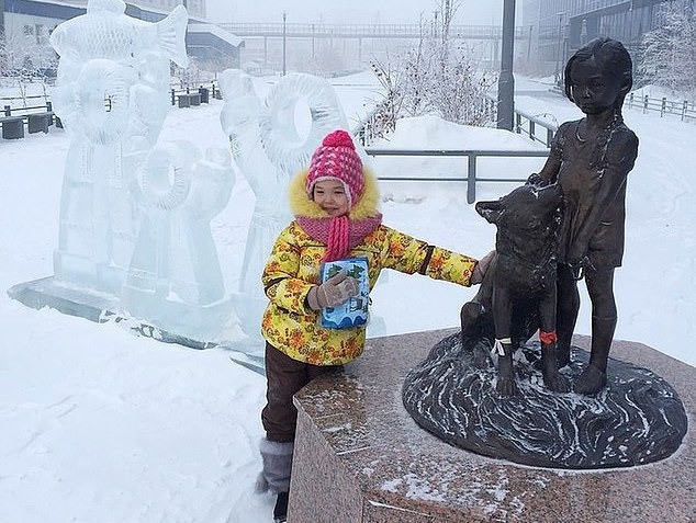 Âm thầm đi theo bố vào rừng rồi bị lạc, bé gái 4 tuổi sống sót trở về sau 12 ngày nhờ chú chó trung thành sưởi ấm mỗi đêm