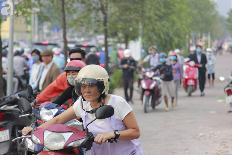 Sau clip gây xôn xao MXH, đoàn dài người vẫn rồng rắn dắt bộ xe máy ngược chiều trên vỉa hè đường Tố Hữu