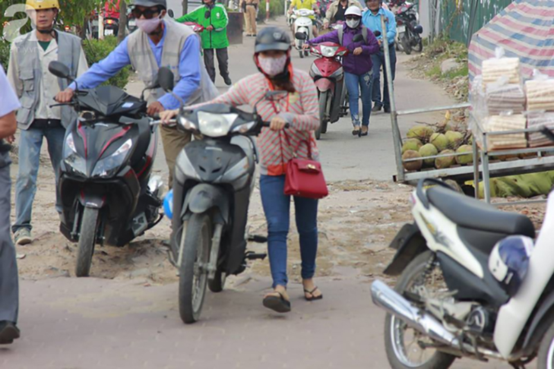 Sau clip gây xôn xao MXH, đoàn dài người vẫn rồng rắn dắt bộ xe máy ngược chiều trên vỉa hè đường Tố Hữu