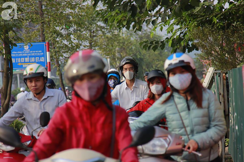 Sau clip gây xôn xao MXH, đoàn dài người vẫn rồng rắn dắt bộ xe máy ngược chiều trên vỉa hè đường Tố Hữu