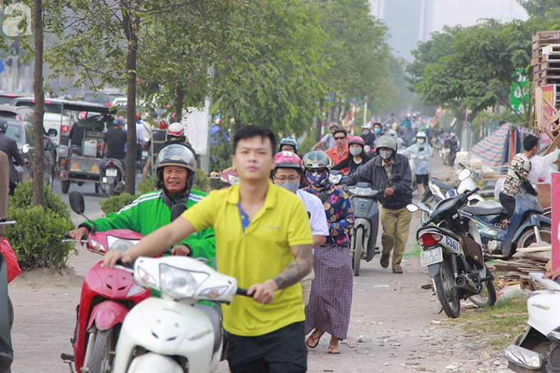 Sau clip gây xôn xao MXH, đoàn dài người vẫn rồng rắn dắt bộ xe máy ngược chiều trên vỉa hè đường Tố Hữu
