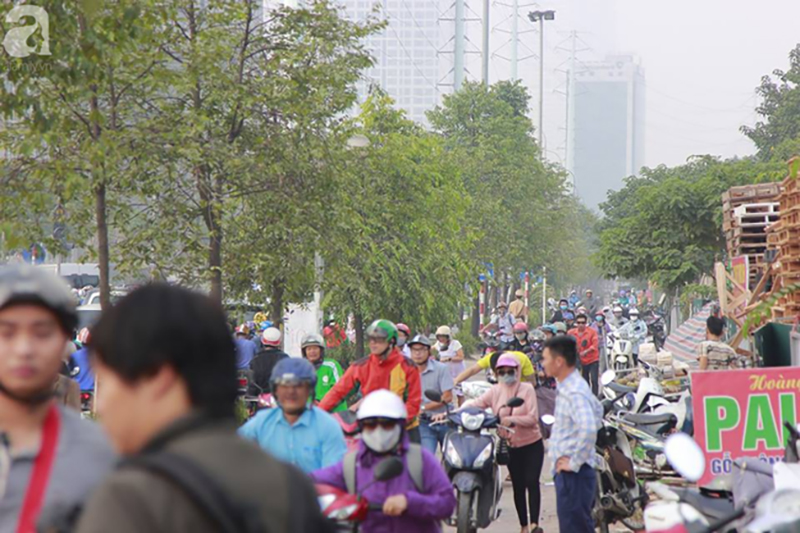 Sau clip gây xôn xao MXH, đoàn dài người vẫn rồng rắn dắt bộ xe máy ngược chiều trên vỉa hè đường Tố Hữu