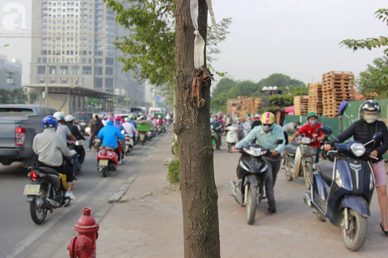 Sau clip gây xôn xao MXH, đoàn dài người vẫn rồng rắn dắt bộ xe máy ngược chiều trên vỉa hè đường Tố Hữu