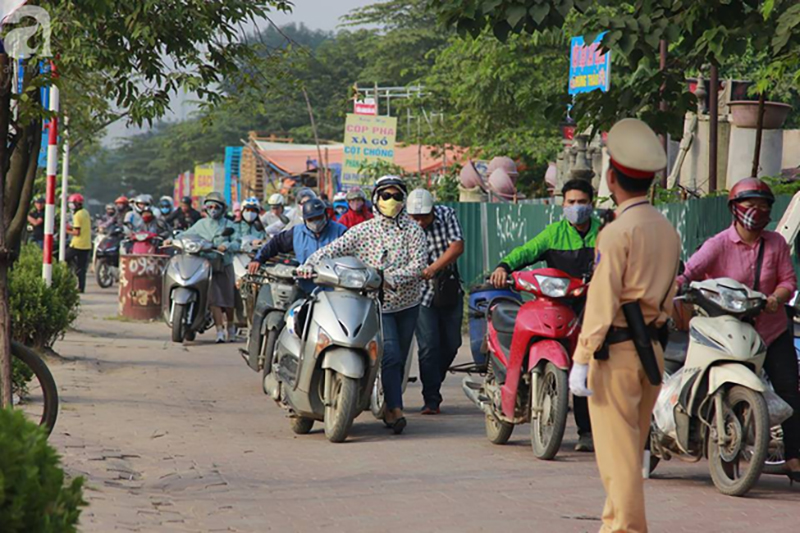 Sau clip gây xôn xao MXH, đoàn dài người vẫn rồng rắn dắt bộ xe máy ngược chiều trên vỉa hè đường Tố Hữu