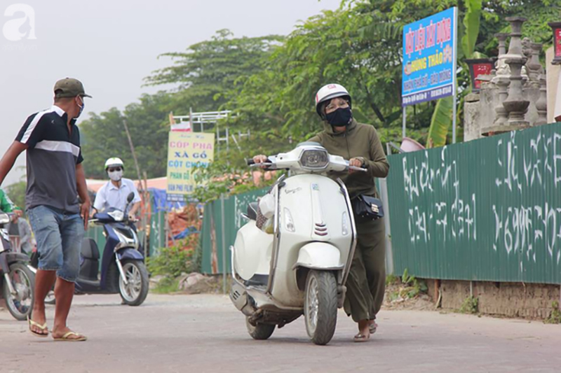 Sau clip gây xôn xao MXH, đoàn dài người vẫn rồng rắn dắt bộ xe máy ngược chiều trên vỉa hè đường Tố Hữu