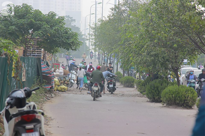 Sau clip gây xôn xao MXH, đoàn dài người vẫn rồng rắn dắt bộ xe máy ngược chiều trên vỉa hè đường Tố Hữu