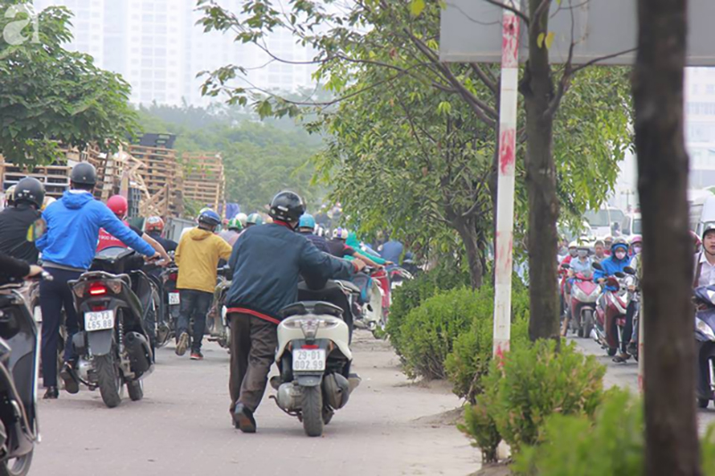 Sau clip gây xôn xao MXH, đoàn dài người vẫn rồng rắn dắt bộ xe máy ngược chiều trên vỉa hè đường Tố Hữu