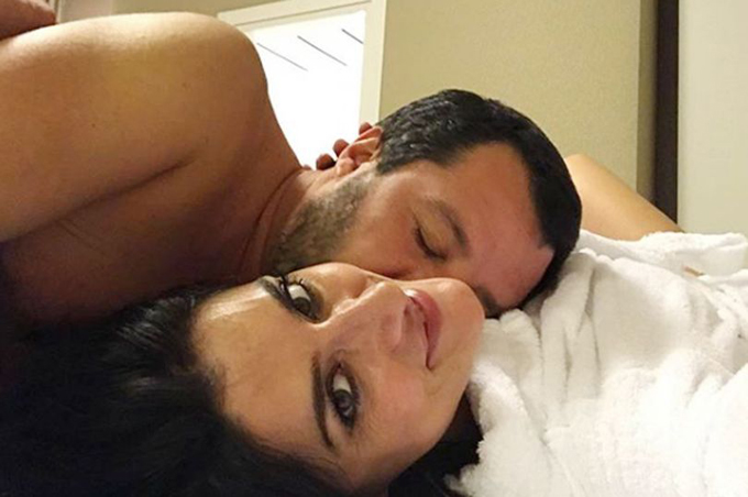 Bạn gái chia tay phó thủ tướng Italy bằng ảnh giường chiếu