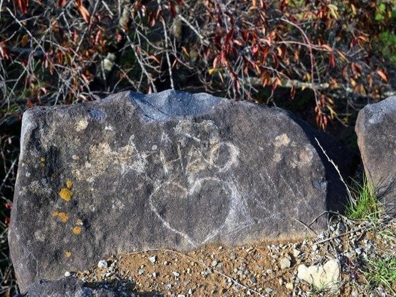 Vẽ bậy lên di tích - tội phạt tiền ở Việt Nam, ngồi tù ở nước khác