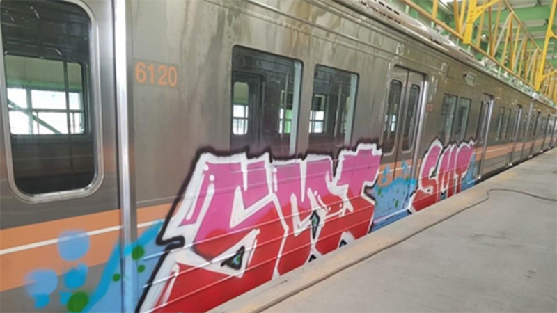 Vẽ bậy lên di tích - tội phạt tiền ở Việt Nam, ngồi tù ở nước khác