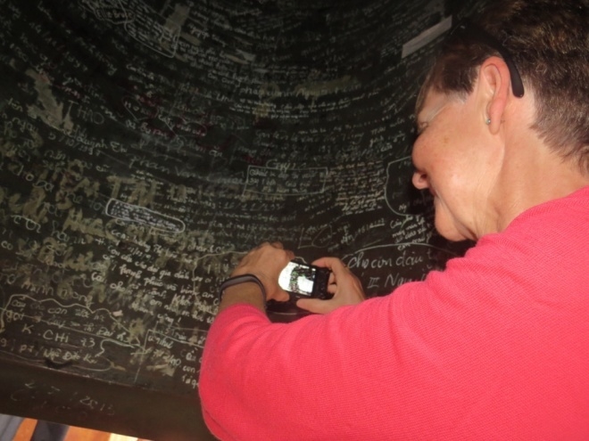 Vẽ bậy lên di tích - tội phạt tiền ở Việt Nam, ngồi tù ở nước khác