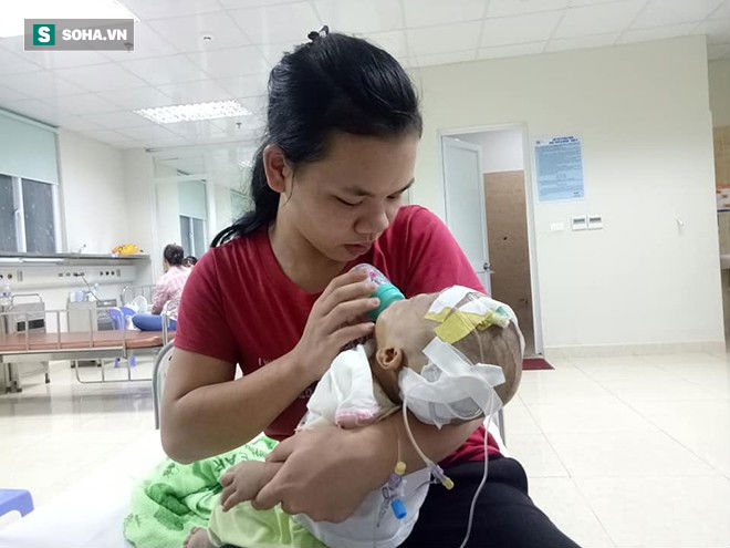 Em xin quỳ xuống đây, cầu xin mọi người cứu con trai em