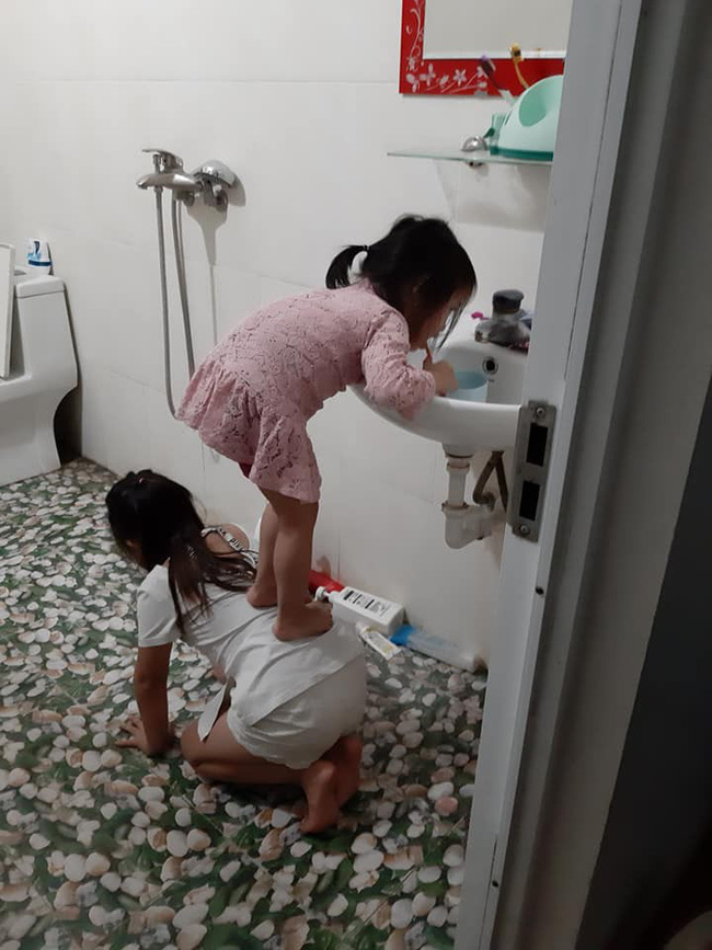 Quỳ xuống làm ghế cho em gái đứng đánh răng, cô chị được gọi tên chị gái quốc dân Quỳ xuống làm ghế cho em gái đứng đánh răng, cô chị được gọi tên chị gái quốc dân