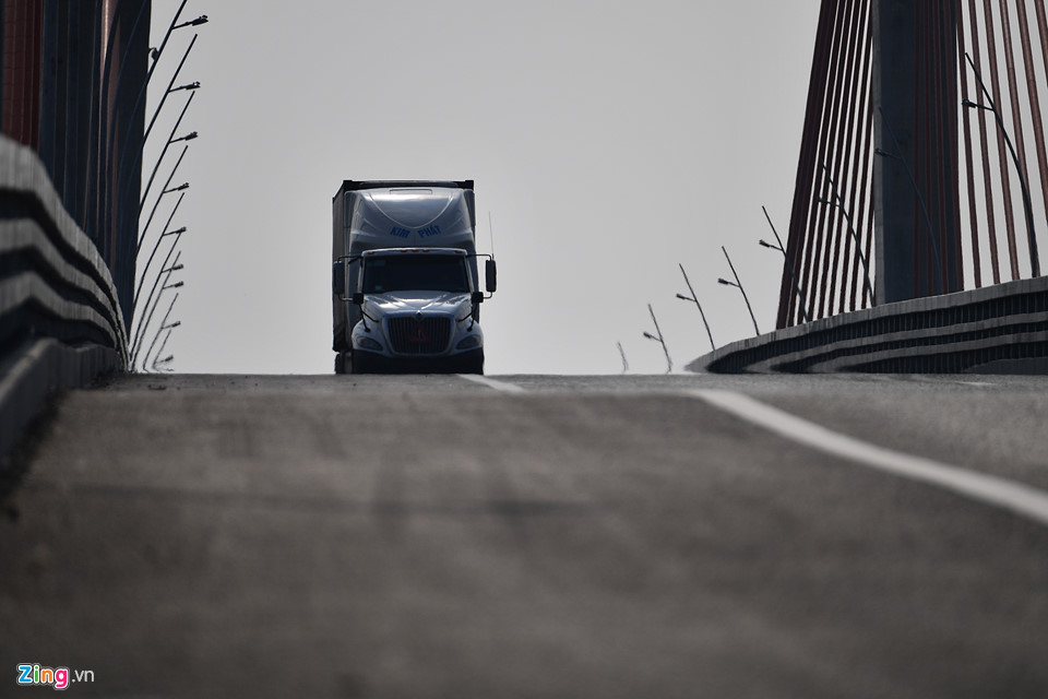 Video - Ảnh: Cận cảnh hiện tượng lồi lõm ở mặt cầu Bạch Đằng 7.300 tỷ