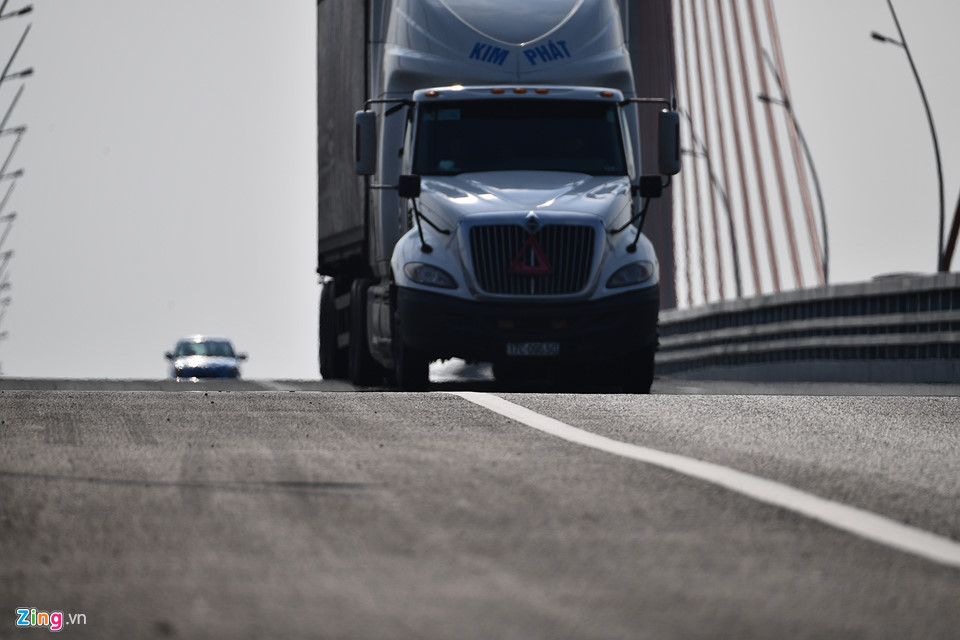 Video - Ảnh: Cận cảnh hiện tượng lồi lõm ở mặt cầu Bạch Đằng 7.300 tỷ