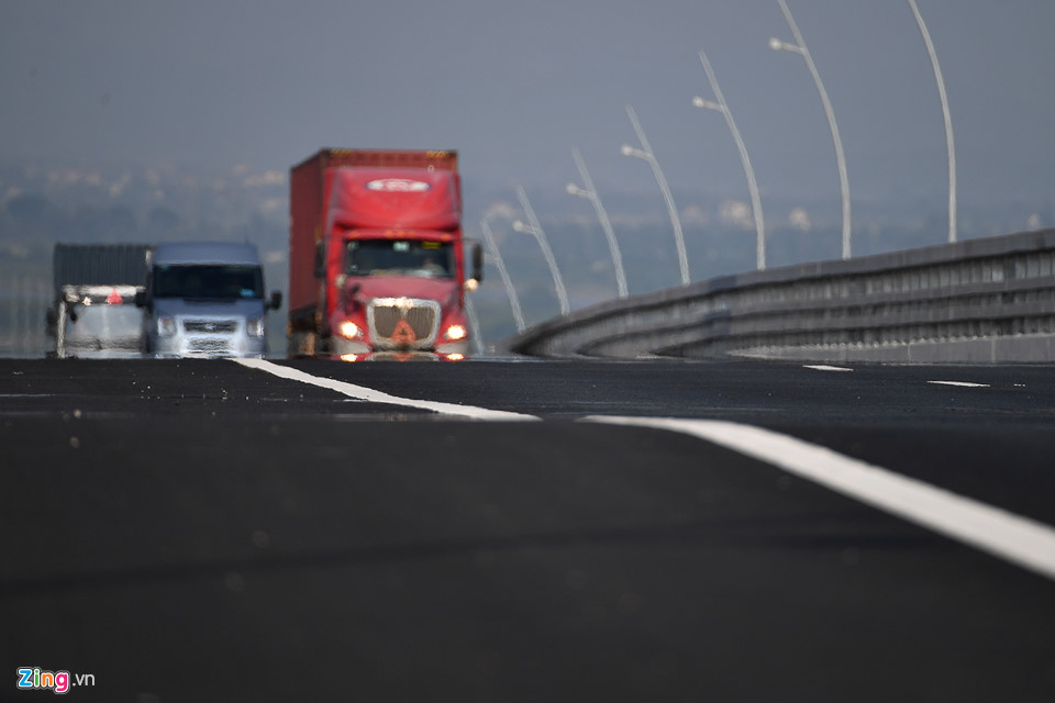 Video - Ảnh: Cận cảnh hiện tượng lồi lõm ở mặt cầu Bạch Đằng 7.300 tỷ