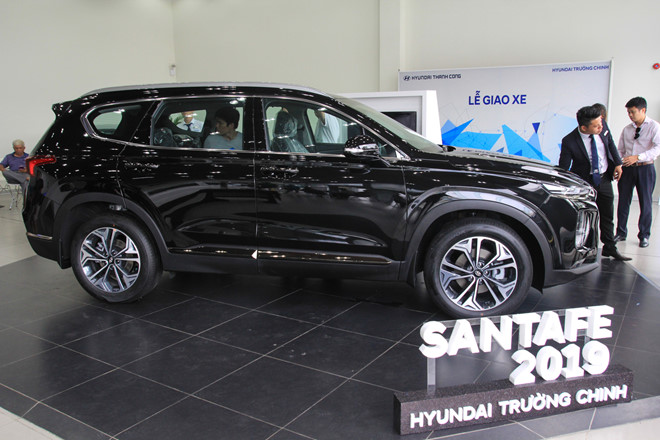 Hyundai SantaFe đầu tiên về đại lý tại TP.HCM