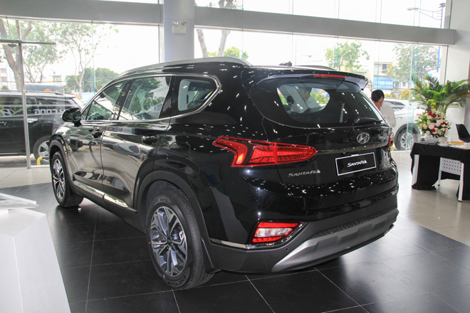Hyundai SantaFe đầu tiên về đại lý tại TP.HCM