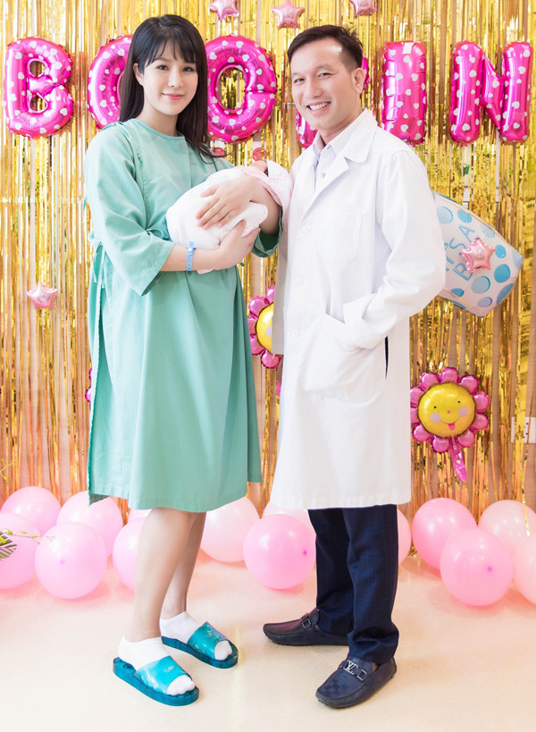 Diệp Lâm Anh bế con gái xuất viện