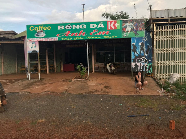 Hai nhóm dùng súng, dao hỗn chiến tại quán cà phê