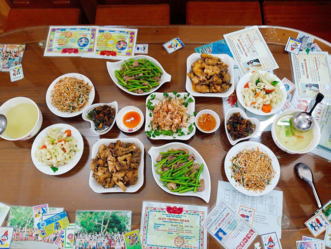 Nhà bất ngờ có khách, bà nội trợ làm mâm cỗ 900 nghìn đầy ắp món ngon nhưng vẫn bị soi vì...