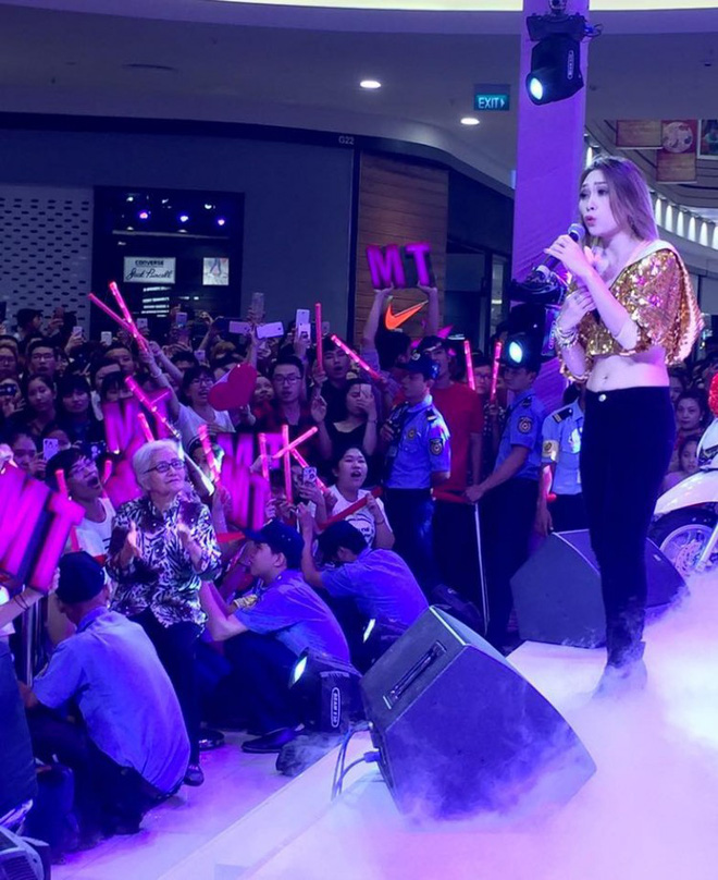 Nhìn những cử chỉ ân cần thế này của Mỹ Tâm trong các đêm nhạc, hỏi sao fan không yêu suốt 20 năm qua! Nhìn những cử chỉ ân cần thế này của Mỹ Tâm trong các đêm nhạc, hỏi sao fan không yêu suốt 20 năm qua!