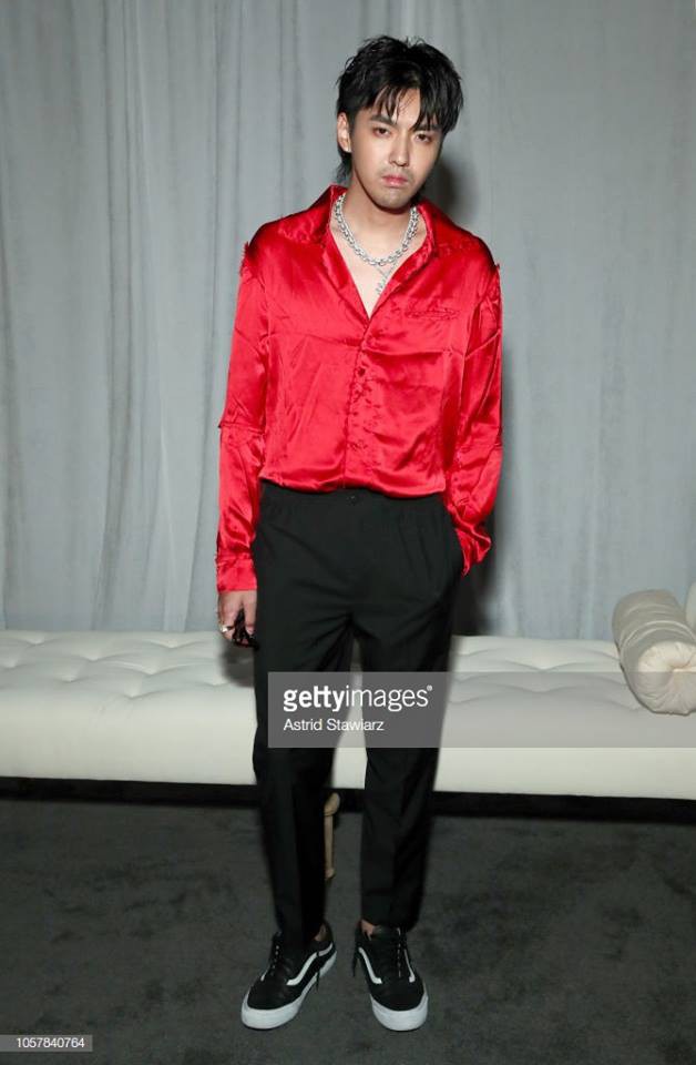 Khó tin với hình ảnh mới của Ngô Diệc Phàm: Râu ria xồm xoàm, ánh mắt lờ đờ nhìn vào ống kính